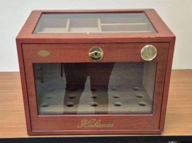 Луксозен хумидор за пури Habanos – със стъклен капак и чекмедже