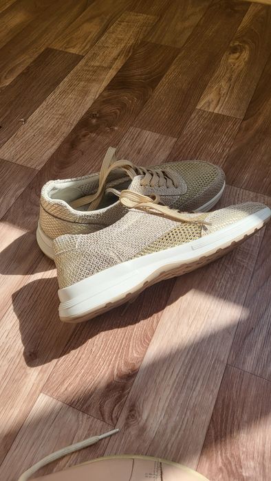 Продам кроссовки