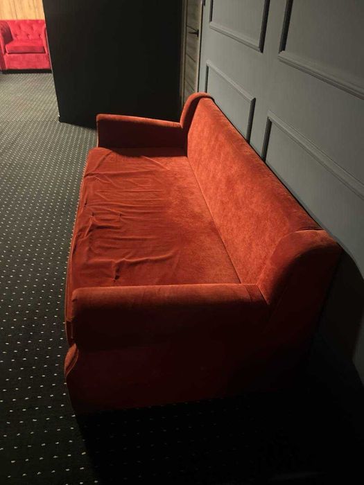 Диван и кресла красные