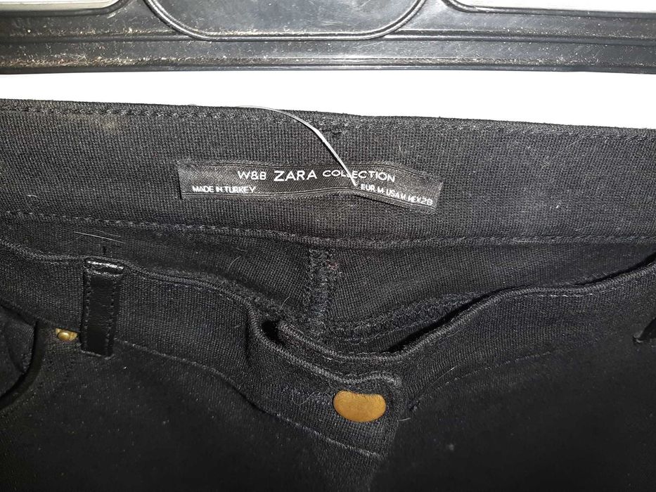 Blugi conici cu insertii de piele negri Zara