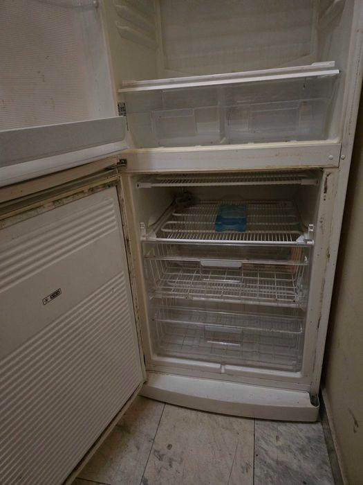 Продавам хладилник с фризер Снайге с 2 отделни компресора