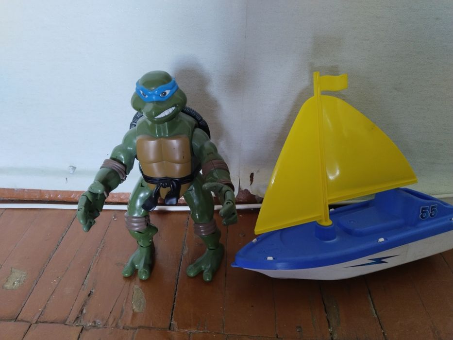 Игрушки пластиковые лотом.