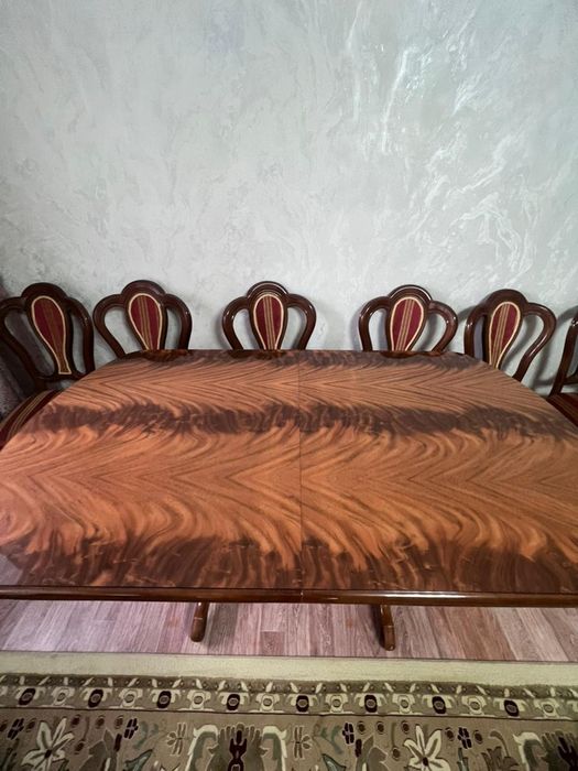 Стол студия в гостиной