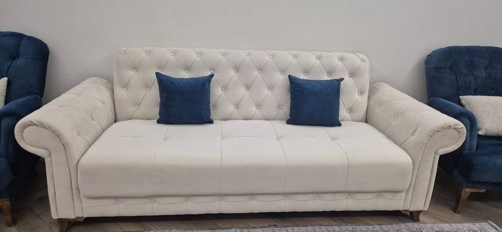 Продается диван с двумя креслами