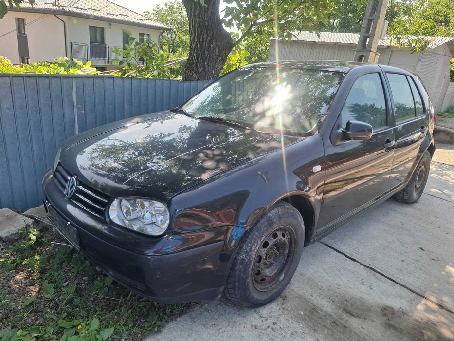 Golf 4 avariat pe partea din spate. Masina este buna. Poate fi reparata si se poate circula cu ea, nu este doar pentru piese auto.