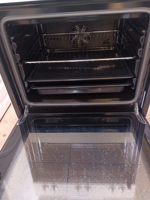 Свободно стояща печка с керамичен плот Бош Bosch с 2 години гаранция!