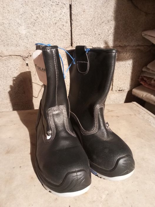 Продам сапоги новые