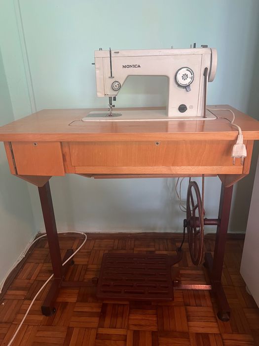 Mașină de cusut Monica