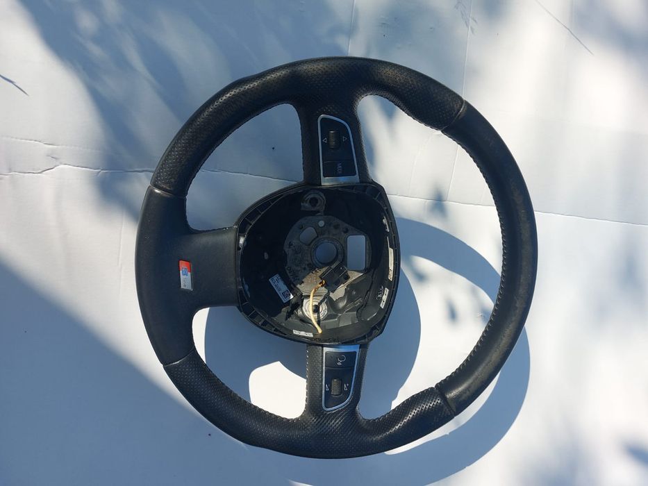 Vând volan cu comenzile in trei spițe de Audi A4 b 8