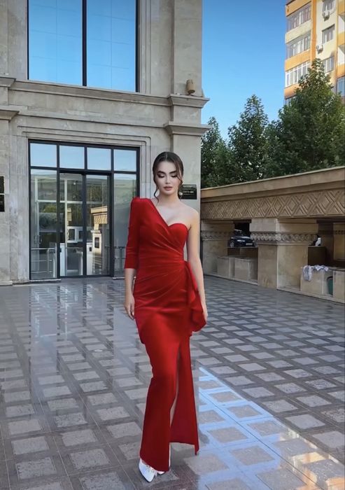 Продаются платья.