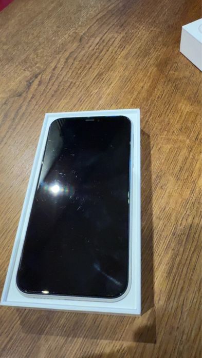 iPhone 11 pentru piese – ecran și camere intacte, spate distrus