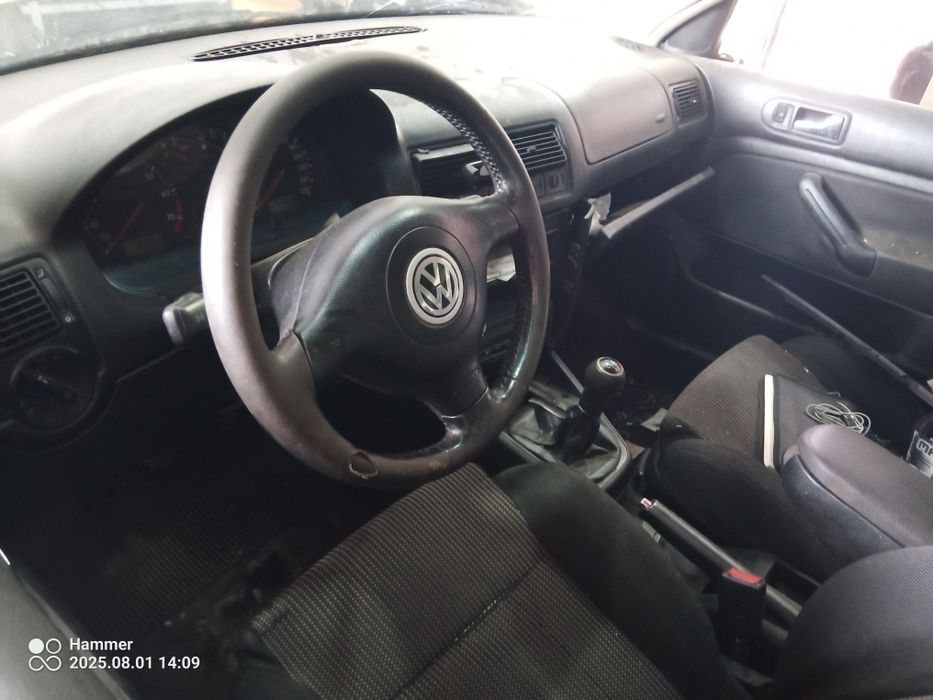 Продавам volkswagen golf 4 2000 кубика 115 коня бензин на части