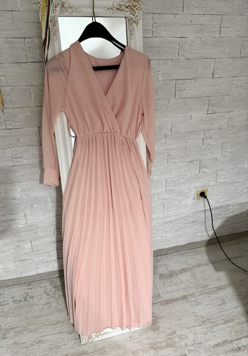 Рокля в прекрасен розов цвят