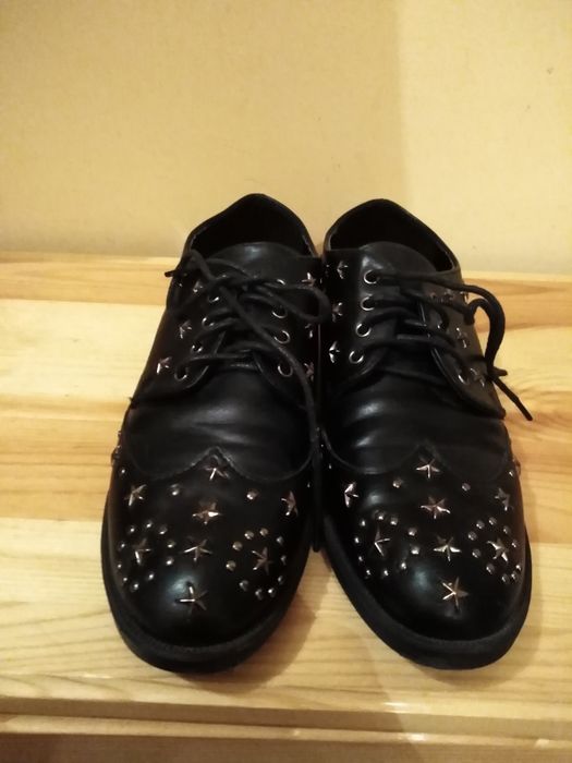 Дамски кожени обувки с капси