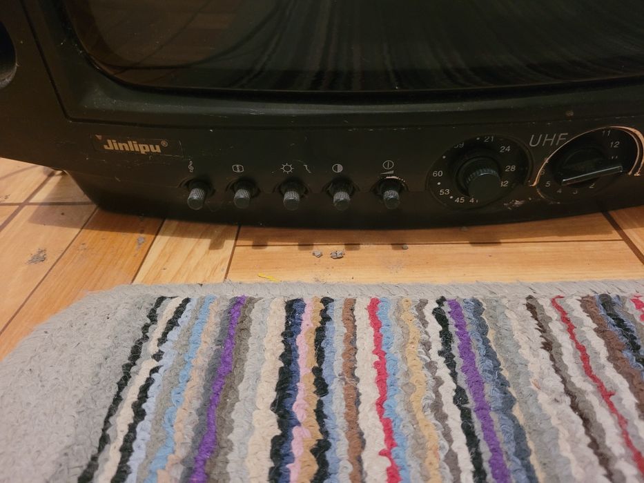 Продам телевизор чёрно белый.