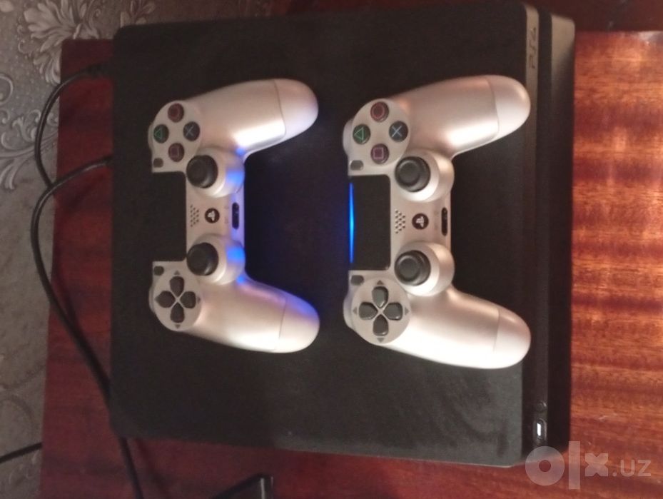 PlayStation 4. Slim. 500 два джойстика работает исправно без нареканий