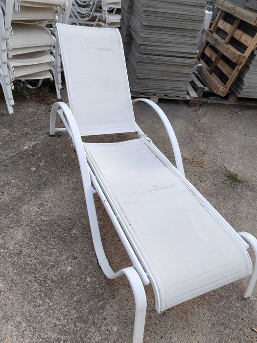 Бели ,плетени  шезлонги