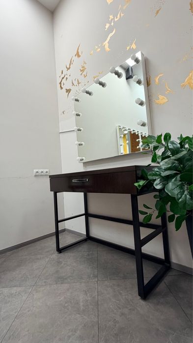 Столик и зеркало для визажиста