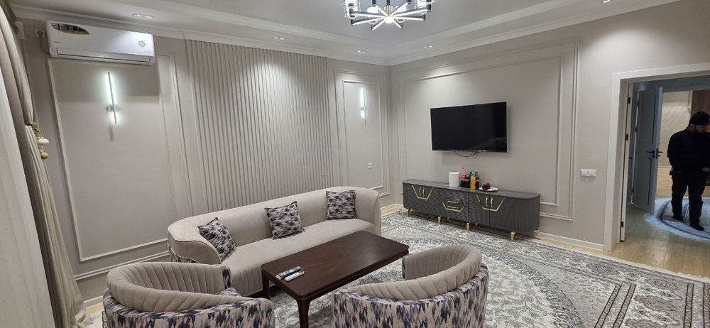 Raysentrda 1 chi etajda 3 xonali kvartira ijaraga beriladi