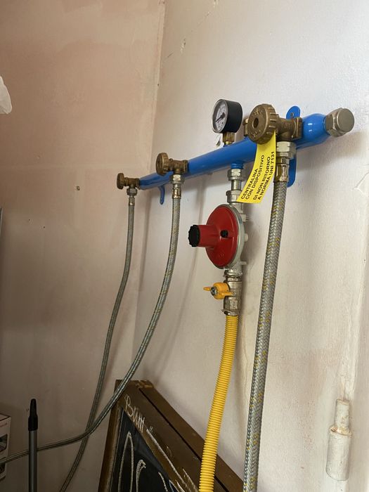 професионална система за свързване на множество газови бутилки (пропан-бутан) към един или повече консуматори