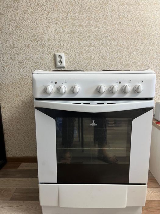 Продам электрическую плиту Indesit
