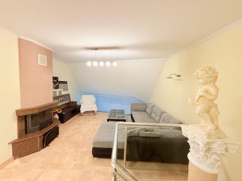 Дава се под наем Тристаен апартамент в София, Гоце Делчев - 155 кв.м за 1246.44 € - Снимка #1