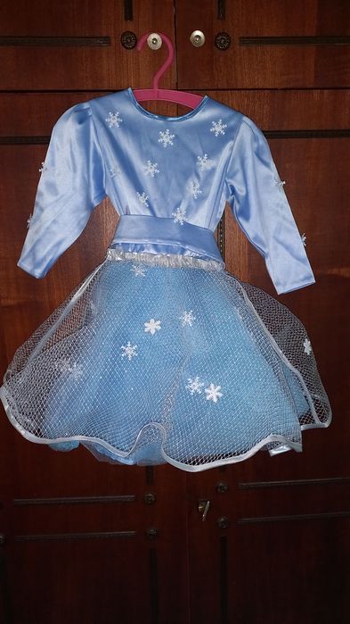 Шапочка и очки для плавания.