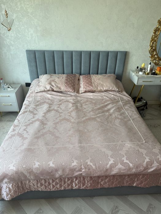 Двуспальная кровать с матрасом