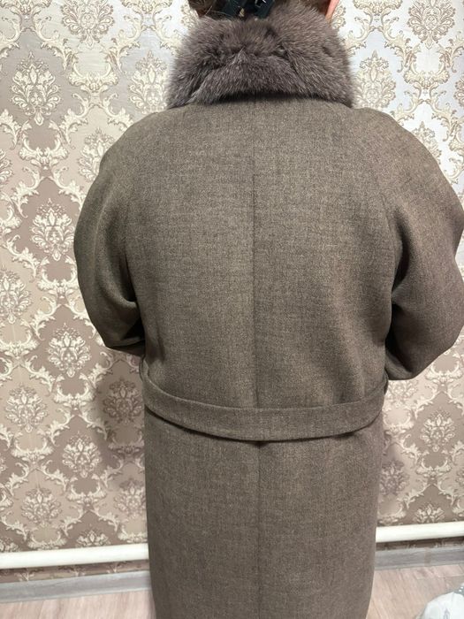 Коричневый пальто