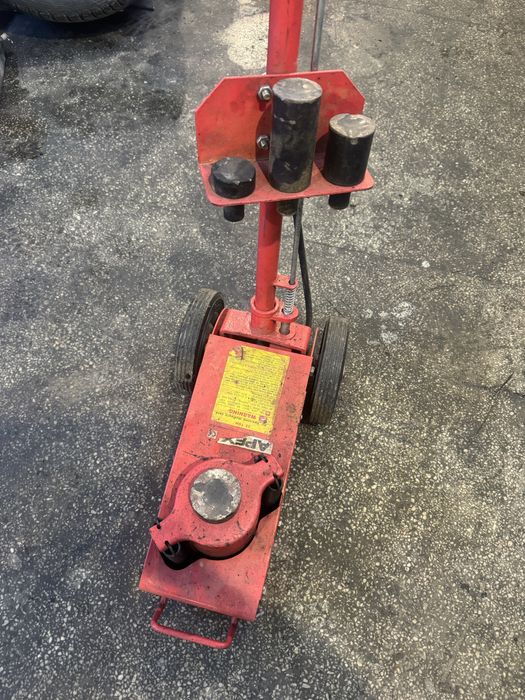 Пневматичен крик 22t APEX