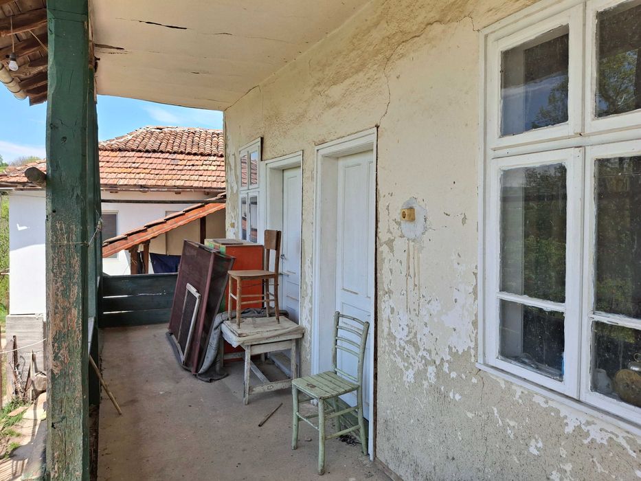 Два парцела с една къща