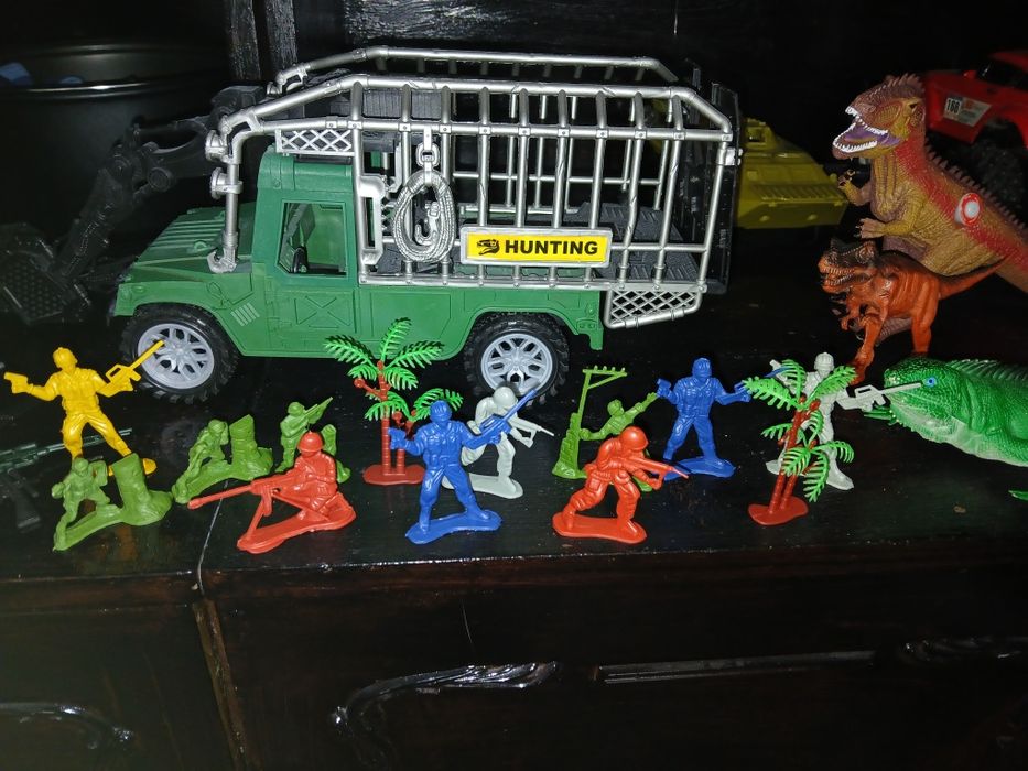 Камион с динозавър