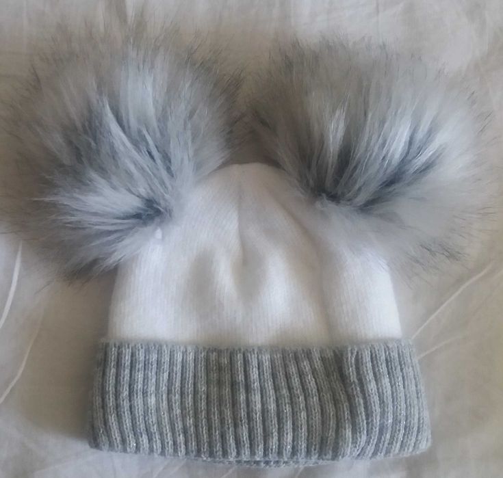 Бяла със сиво зимна шапка с два помпона