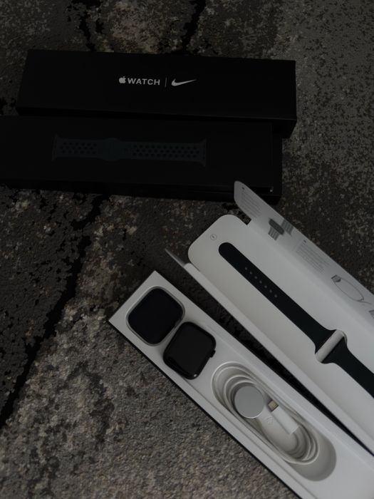Apple Watch S7 45mm + нова каишка