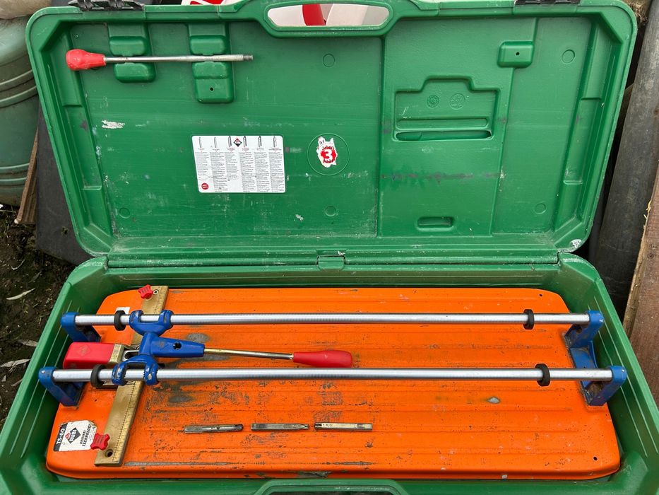 Vand doua truse cu scule profesionale