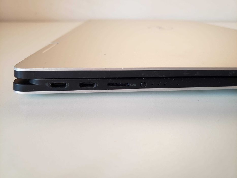 Лаптоп DELL XPS 15 9575 i5-8305G 8GB 256GB WIN11