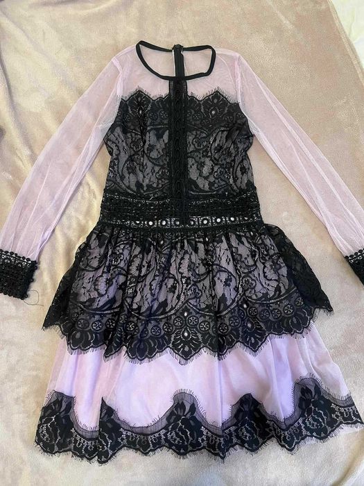 Дантелена лилава рокля