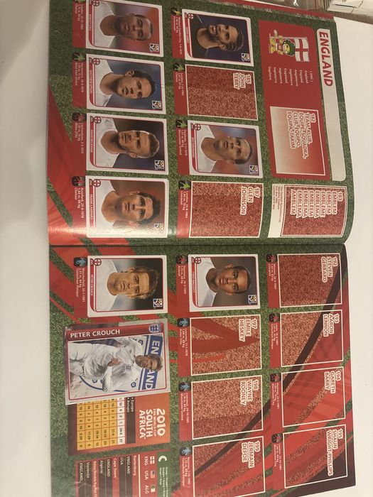 Частично попълнен албум Панини Световно 2010