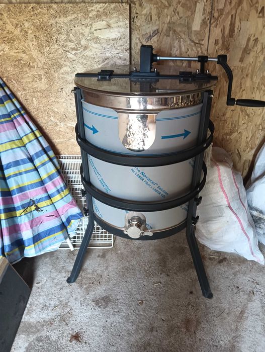 Stupi cu albine plus centrifugă