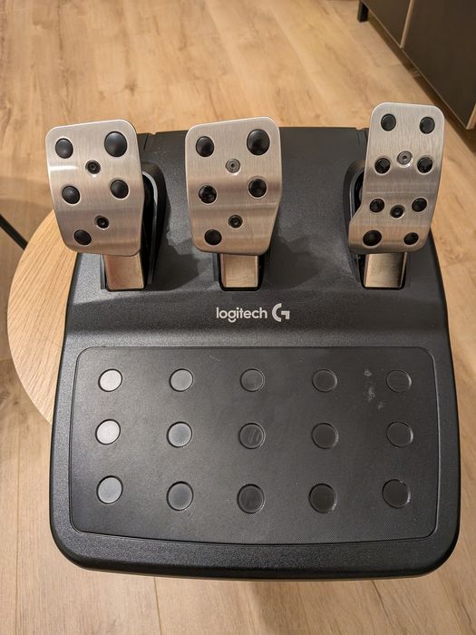 Геймърски волан Logitech G29 Driving Force + педали (за PS5, PS4, PS3 и PC)