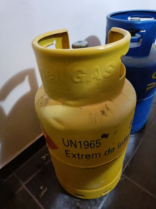 Vând două butelii pentru gaz