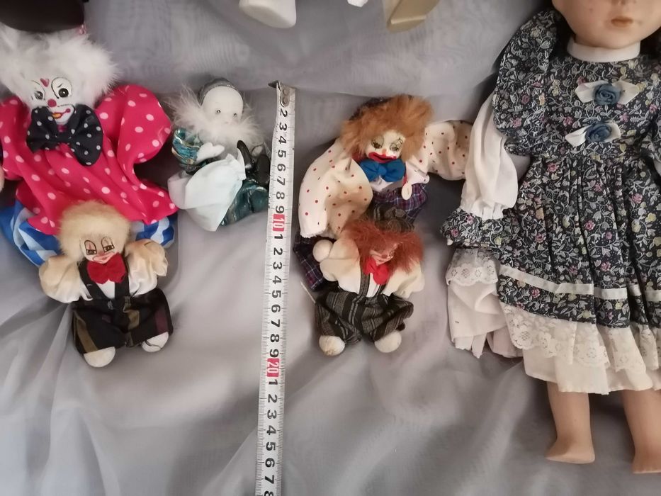 Colecție păpuși vechi din material textil și portelan