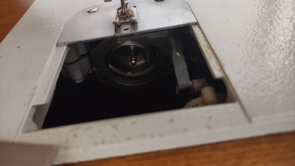 Машинка швейная Чайка 143