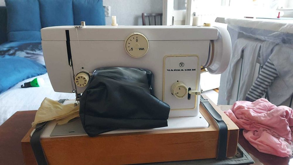 Электрическая швейная машинка