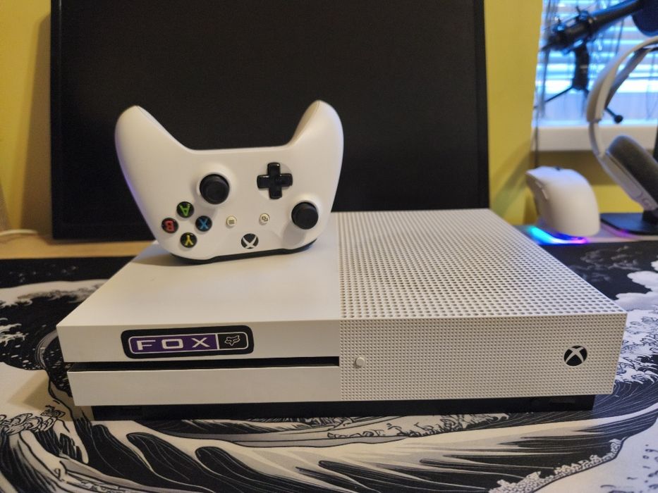 Продавам Xbox one s с 8 игри