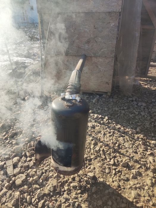 Afumam carne,carnati ,etc cu fum rece de fag,lemn de esenta tare