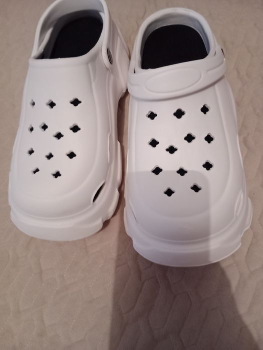 Медицинские кроксы.