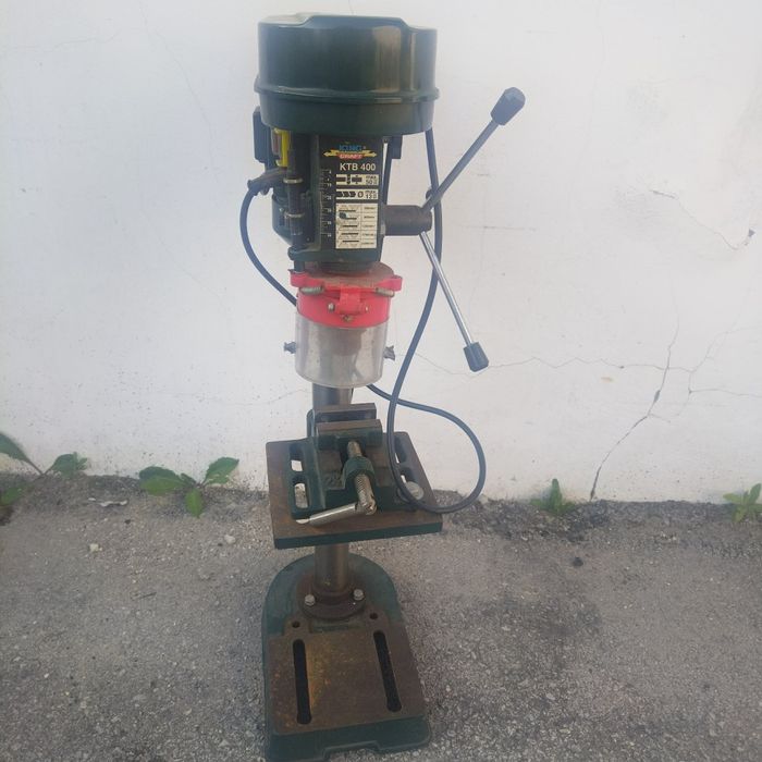 Настолна бормашина мощност 
400W / 1400 об.мин
Комплект с менгеме
Отрезната машина за плочки е предназначена за линейно рязане на плочки,