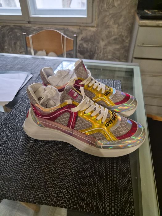 Сникърси Love Moschino