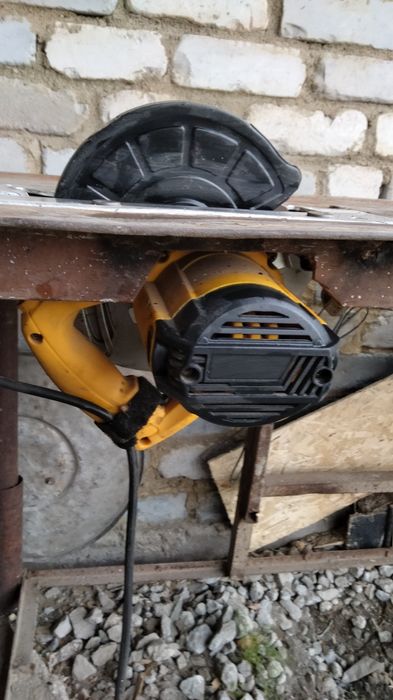 Циркуляра, встроенная в стол пила